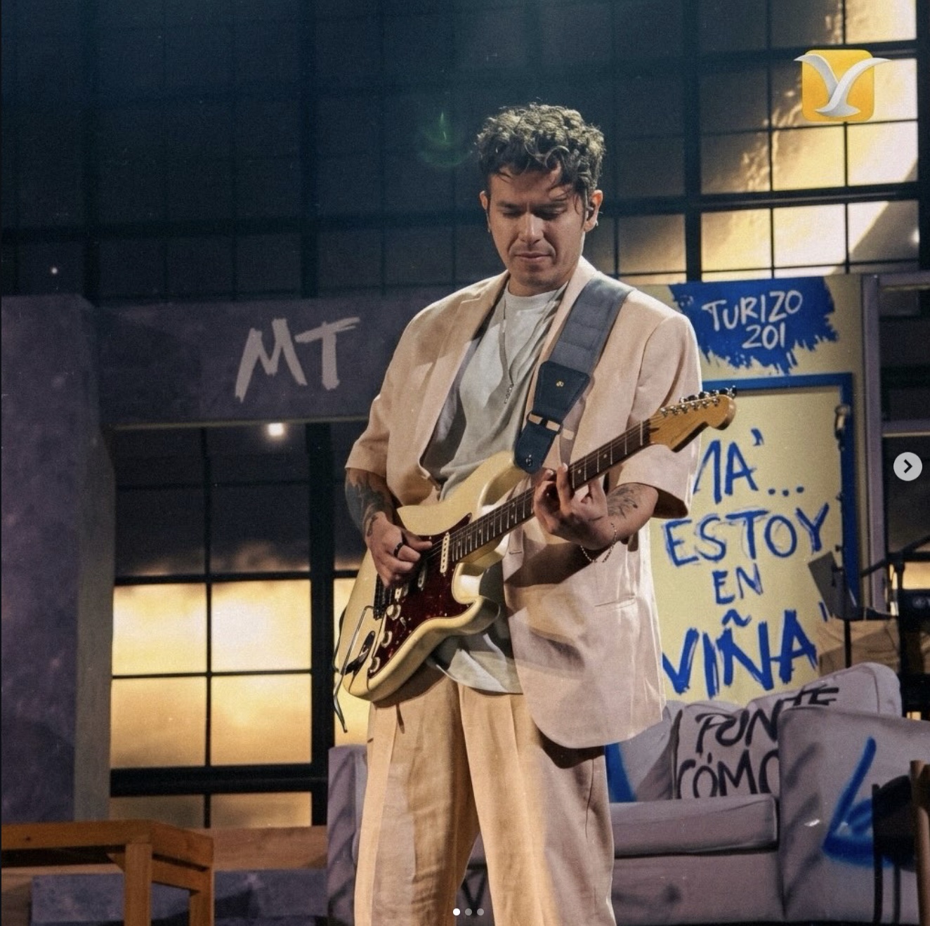 Nelson Cañas tocando la guitarra en un escenario